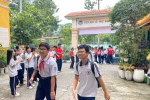 Học sinh bước vào thi môn chuyên tại điểm thi Trường THPT Trưng Vương. Ảnh: Hà An.