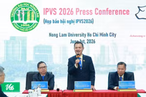 PGS.TS Nguyễn Tất Toàn, Hiệu trưởng Trường Đại học Nông Lâm TPHC chia sẻ thông tin tại hội nghị. Ảnh: BTC.