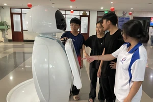 Robot do các giảng viên, sinh viên Trường Đại học Sư phạm Kỹ thuật TPHCM thiết kế trưng bày tại sự kiện. Ảnh: Hà An.