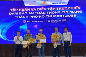 Ban tổ chức trao giấy khen cho đại diện các đội xuất sắc đạt giải trong khóa diễn tập thực chiến. Ảnh: Phúc Uyên.