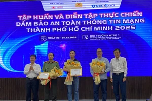 Ban tổ chức trao giấy khen cho đại diện các đội xuất sắc đạt giải trong khóa diễn tập thực chiến. Ảnh: Phúc Uyên.