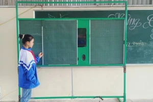 Học sinh sử dụng bảng thông minh do thầy Phạm Thu Trang phát triển. Ảnh: NVCC.