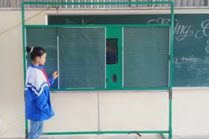 Học sinh sử dụng bảng thông minh do thầy Phạm Thu Trang phát triển. Ảnh: NVCC.