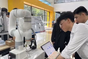 Cánh tay robot có thể tự di chuyển trong nhà máy của sinh viên. Ảnh: Hà An.