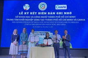 Đại diện Sở Khoa học và Công nghệ TPHCM và Canva ký kết biên bản hợp tác. Ảnh: Hà An.