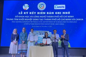 Đại diện Sở Khoa học và Công nghệ TPHCM và Canva ký kết biên bản hợp tác. Ảnh: Hà An.