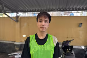 Lê Duy Linh, nghệ danh Tăng Nhật Tuệ tại cơ quan điều tra. Ảnh: Công an TPHCM.