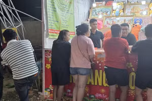 Công an kiểm tra khu vực gian hàng trò chơi bốc thăm trúng thưởng ở Tây Ninh. (Ảnh: Công an Tây Ninh).