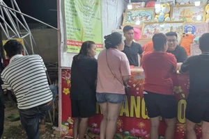 Công an kiểm tra khu vực gian hàng trò chơi bốc thăm trúng thưởng ở Tây Ninh. (Ảnh: Công an Tây Ninh).