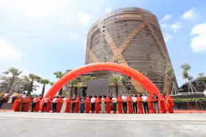 Các đại biểu cắt băng khánh thành công trình Rạp xiếc và thi đấu đa năng Phú Thọ. (Ảnh: Phúc Uyên)