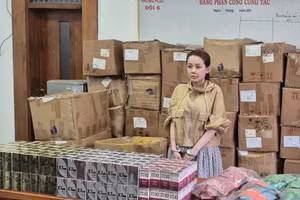 Võ Thị Ngọc Ngân cùng tang vật tại cơ quan điều tra. (Ảnh: Công an TPHCM).