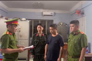 Cơ quan điều tra đọc lệnh bắt tạm giam Nguyễn Thế Ninh. (Ảnh: Công an TPHCM)