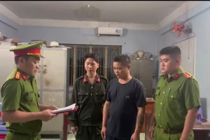 Cơ quan điều tra đọc lệnh bắt tạm giam Nguyễn Thế Ninh. (Ảnh: Công an TPHCM)
