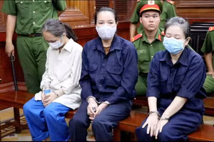 Giáp Thị Sông Hương (giữa) cùng các bị cáo tại phiên tòa. Ảnh: Phúc Uyên.