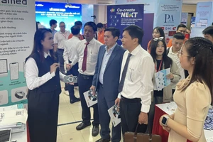 Các đại biểu tham quan các gian hàng tại triển lãm. Ảnh: Hà An.