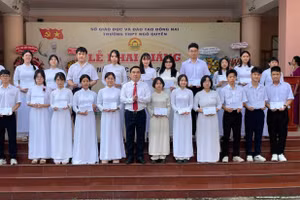 Ông Hồ Văn Nam, Ủy viên Ban Thường vụ Tỉnh ủy Đồng Nai, Bí thư Đảng ủy, Chủ tịch HĐND phường Trấn Biên trao học bổng cho các học sinh giỏi trường THPT Ngô Quyền. Ảnh: Hà An.