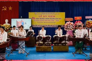 Học sinh Trường PTDTNT - THCS Lộc Ninh trình diễn nhạc cụ dân tộc tại lễ khai giảng năm học 2025 - 2026. Ảnh: NTCC.