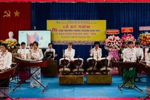 Học sinh Trường PTDTNT - THCS Lộc Ninh trình diễn nhạc cụ dân tộc tại lễ khai giảng năm học 2025 - 2026. Ảnh: NTCC.