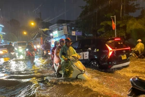 Chiều tối 10/8, cơn mưa lớn kéo dài 1 giờ khiến nhiều tuyến đường ở TPHCM "biến thành sông".