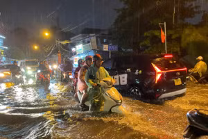 Chiều tối 10/8, cơn mưa lớn kéo dài 1 giờ khiến nhiều tuyến đường ở TPHCM "biến thành sông".