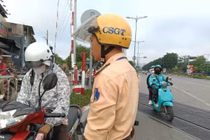 CSGT TPHCM tuần tra xử lý vi phạm giao thông. (Ảnh: Công an TPHCM).