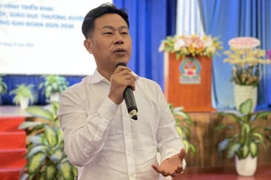 Thứ trưởng Bộ GD&ĐT Lê Quân chia sẻ tại hội thảo. Ảnh: Hà An.