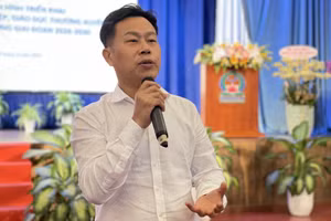 Thứ trưởng Bộ GD&ĐT Lê Quân chia sẻ tại hội thảo. Ảnh: Hà An.