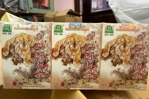 Thuốc đông y giả của Nguyễn Duy Hiển và đồng phạm sản xuất. (Ảnh: Công an TPHCM).