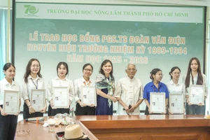 PGS.TS Đoàn Văn Điện tặng học bổng cho các giảng viên, sinh viên Trường ĐH Nông Lâm TPHCM.