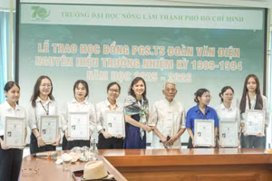 PGS.TS Đoàn Văn Điện tặng học bổng cho các giảng viên, sinh viên Trường ĐH Nông Lâm TPHCM.