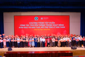 Các giáo viên, nhà quản lý giáo dục tham gia chương trình tập huấn. Ảnh: HIU.