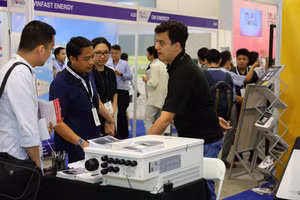 Các giải pháp công nghệ trong đó có nhiều sản phẩm ứng dụng trí tuệ nhân tạo (AI) được giới thiệu tại các gian hàng bên ngoài hội thảo. Ảnh: Phúc Uyên.