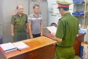 Công an TPHCM đọc quyết định bắt khẩn cấp với Bùi Hữu Khánh. (Ảnh: Công an TPHCM)