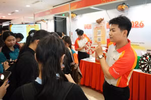 Ngày hội thực tập và việc làm thu hút sự quan tâm của nhiều bạn trẻ. Ảnh: UEH.