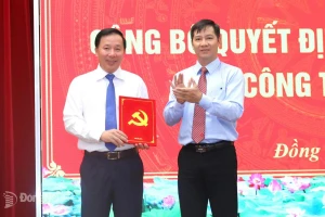 Ông Nguyễn Văn Út nhận quyết định của Ban Bí thư chỉ định giữ chức Phó Bí thư Tỉnh ủy Đồng Nai. Ảnh: Báo Đồng Nai