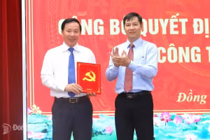 Ông Nguyễn Văn Út nhận quyết định của Ban Bí thư chỉ định giữ chức Phó Bí thư Tỉnh ủy Đồng Nai. Ảnh: Báo Đồng Nai