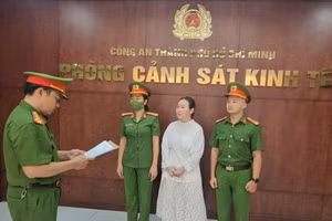 Công an đọc lệnh bắt giữ Nguyễn Ngọc Tiền. (Ảnh: Công an TPHCM).