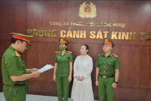 Công an đọc lệnh bắt giữ Nguyễn Ngọc Tiền. (Ảnh: Công an TPHCM).