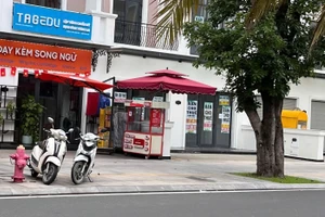 Xe kinh doanh ăn uống trong chung cư ngưng hoạt động sau khi xảy ra sự cố nghi ngộ độc thực phẩm. (Ảnh: Phúc Uyên)