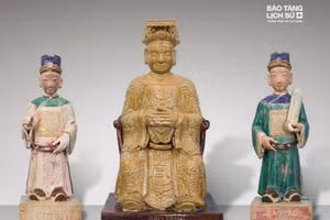 Bộ tượng gốm Tam quan Đại đế. (Ảnh: Bảo tàng lịch sử TPHCM).