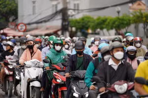 Người dân vất vả nhích từng chút tại các đường xung quanh đường dẫn cao tốc TPHCM - Long Thành - Dầu Giây.