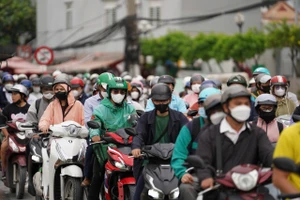 Người dân vất vả nhích từng chút tại các đường xung quanh đường dẫn cao tốc TPHCM - Long Thành - Dầu Giây.
