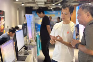 Các giải pháp công nghệ số của doanh nghiệp được giới thiệu tại triển lãm bên hành lang sự kiện. Ảnh: Phúc Uyên.