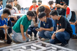 Học sinh tham gia sân chơi Micromouse thiết kế robot dò đường trong mê cung. Ảnh: BTC.