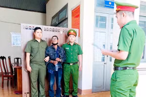 Công an đọc lệnh bắt tạm giam Bình "chôm". (Ảnh: Công an Đồng Nai).