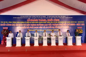 Các đại biểu bấm nút khởi công cao tốc TPHCM - Mộc Bài. (Ảnh: Hà An)