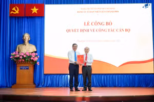 Phó Chủ tịch UBND TPHCM Trần Văn Bảy trao quyết định cho GS.TS Nguyễn Minh Hà.