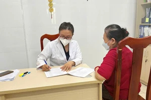 Người cao tuổi ở TPHCM được khám sức khỏe. Ảnh: Trạm y tế phường Hòa Hưng.