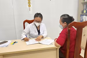 Người cao tuổi ở TPHCM được khám sức khỏe. Ảnh: Trạm y tế phường Hòa Hưng.