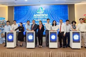 Đại diện Ban tổ chức và các đơn vị phối hợp thực hiện nghi thức bấm nút khởi động cuộc thi. Ảnh: BTC.